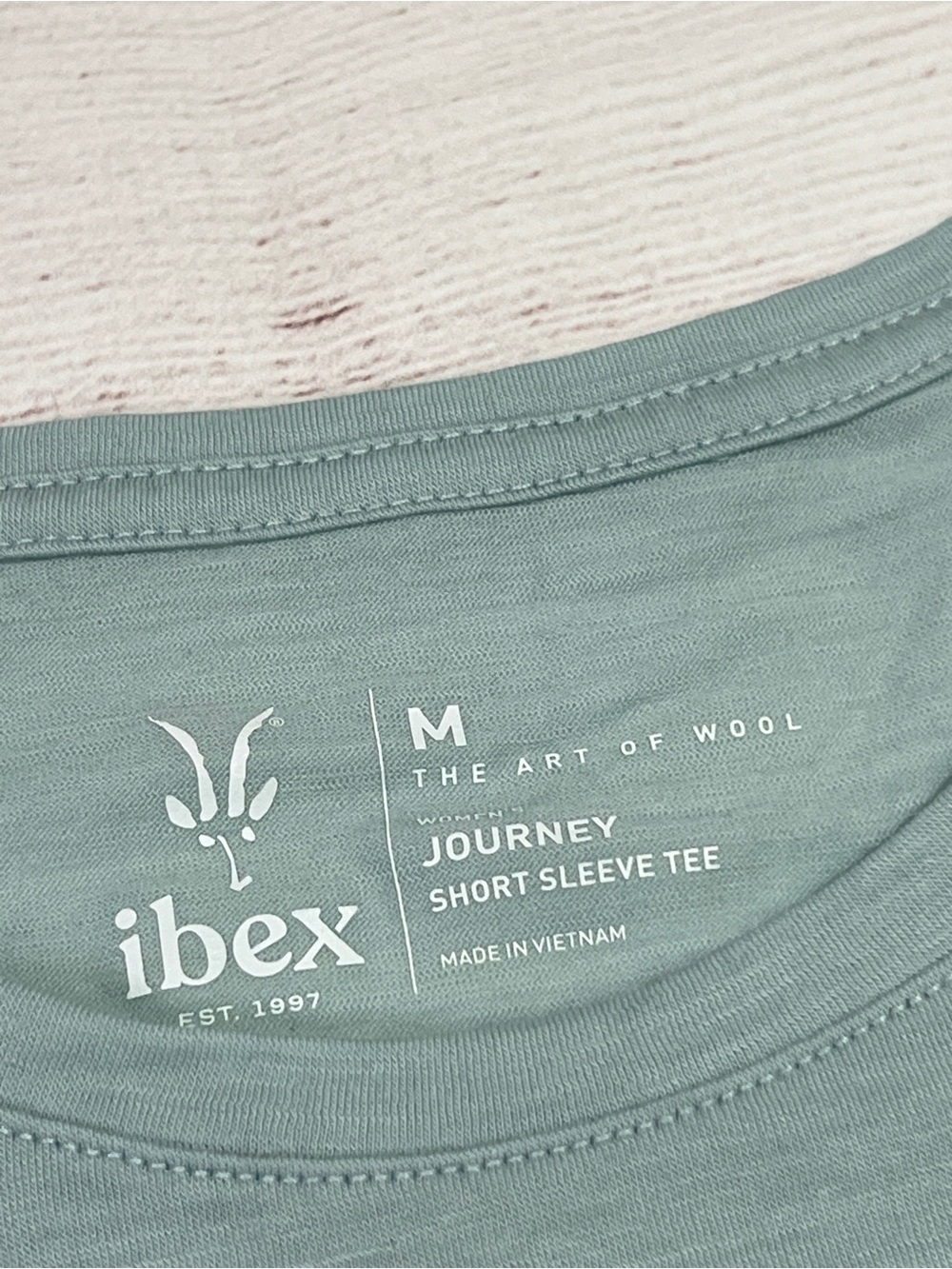 Ibex Women's Journey Merino Tee - M - light green wool blend short sleeve crew - Picture 5 of 10